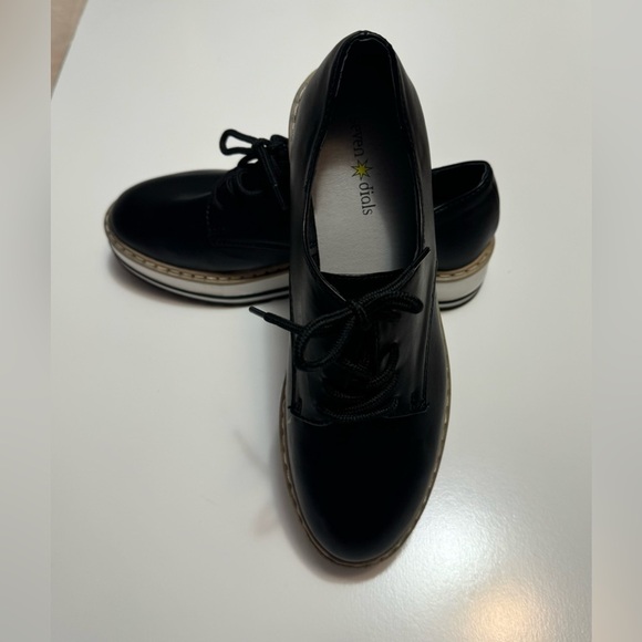 Seven Dials Shoes - Picture 8 of 10